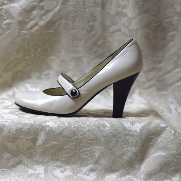 White Vianni Collection Mary-Janes - size 6.5 - Picture 2 of 9
